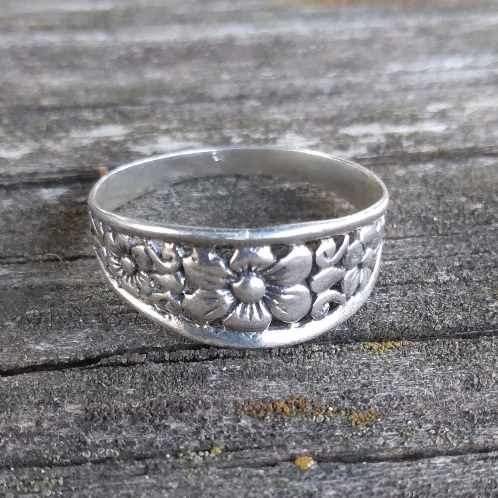 Vintage Floral Sterling Silver Ring Size 8